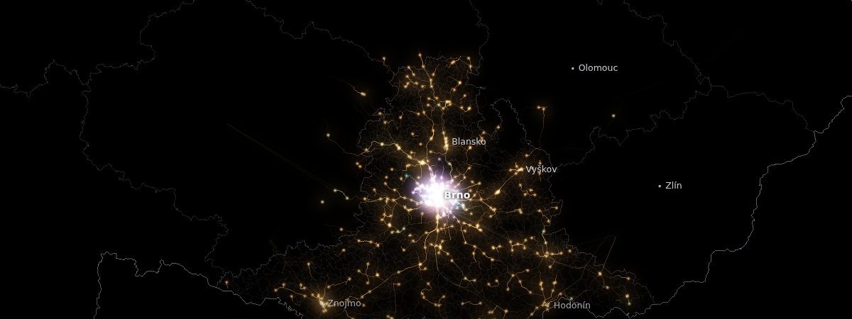 Jihomoravský kraj v 17:30 – světelné stopy vozidel veřejné dopravy sbíhající se v Brně