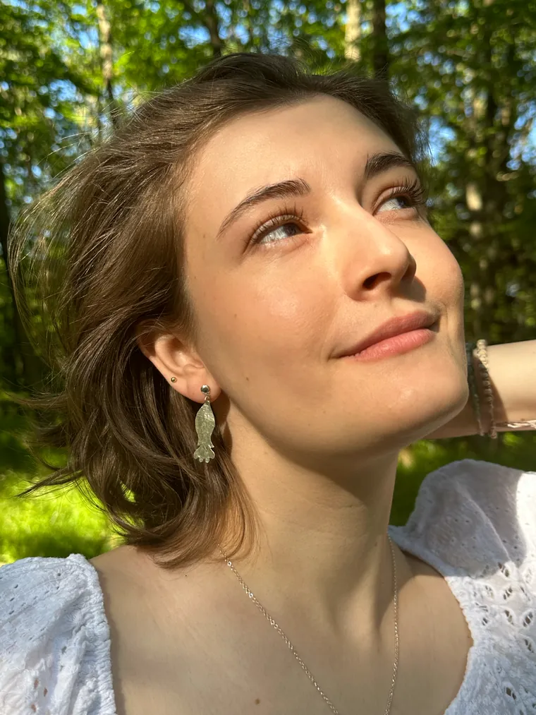 Kamila Kocmanová v přírodě s vlastními náušnicemi